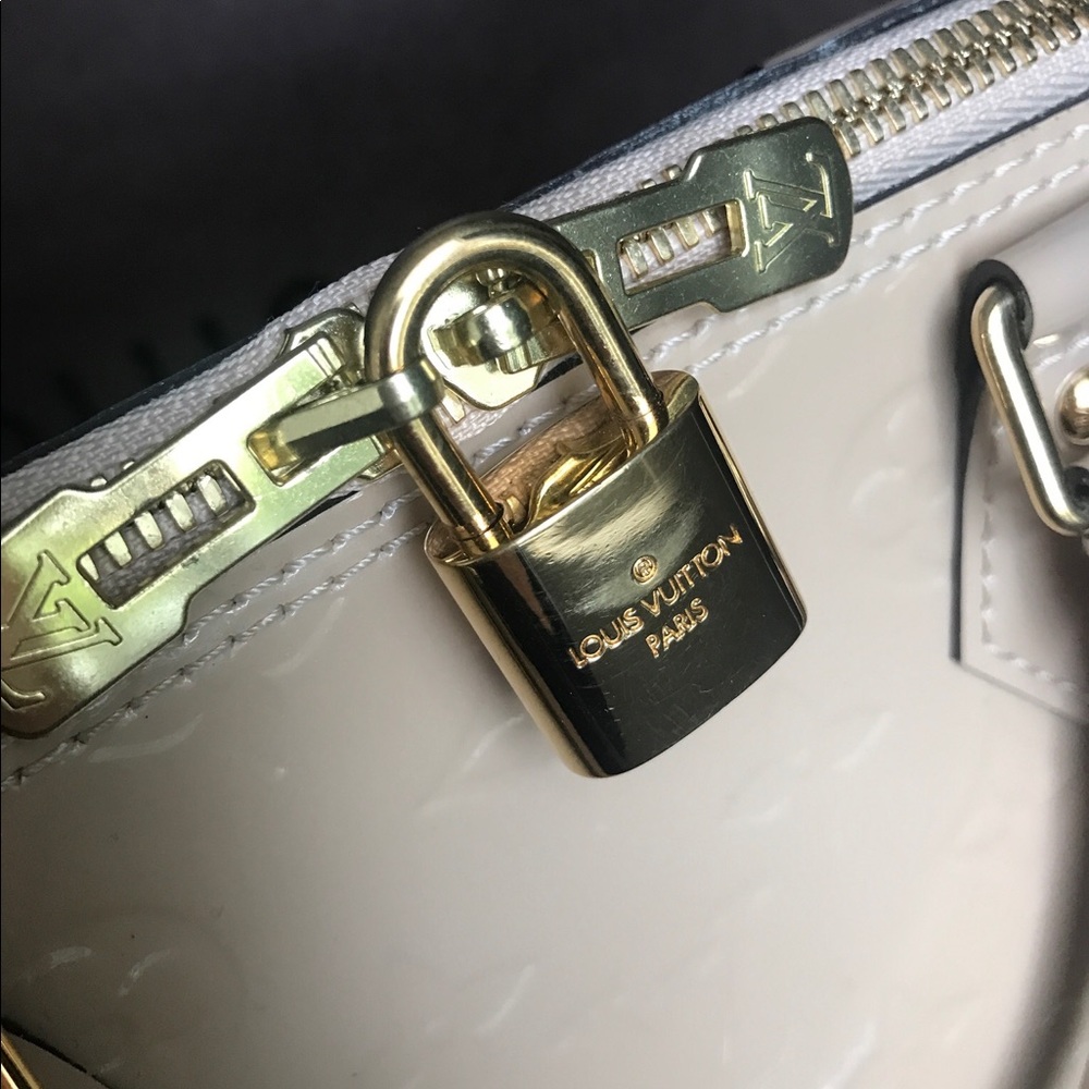 Louis Vuitton Alma Vernis PM Dune (Nude) Bag - Picture 3 of 8